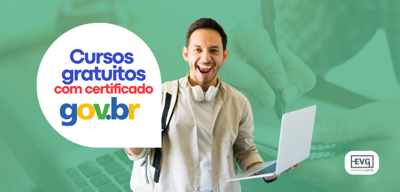 Homem segurando laptop.