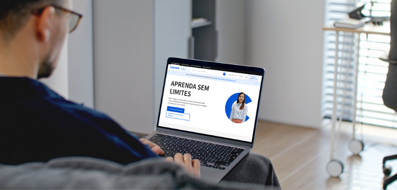 Homem acessando a plataforma de ensino Coursera.