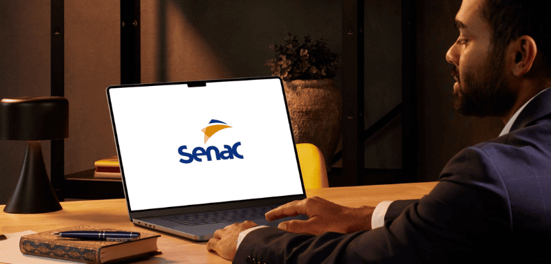 Logo do Senac em laptop.